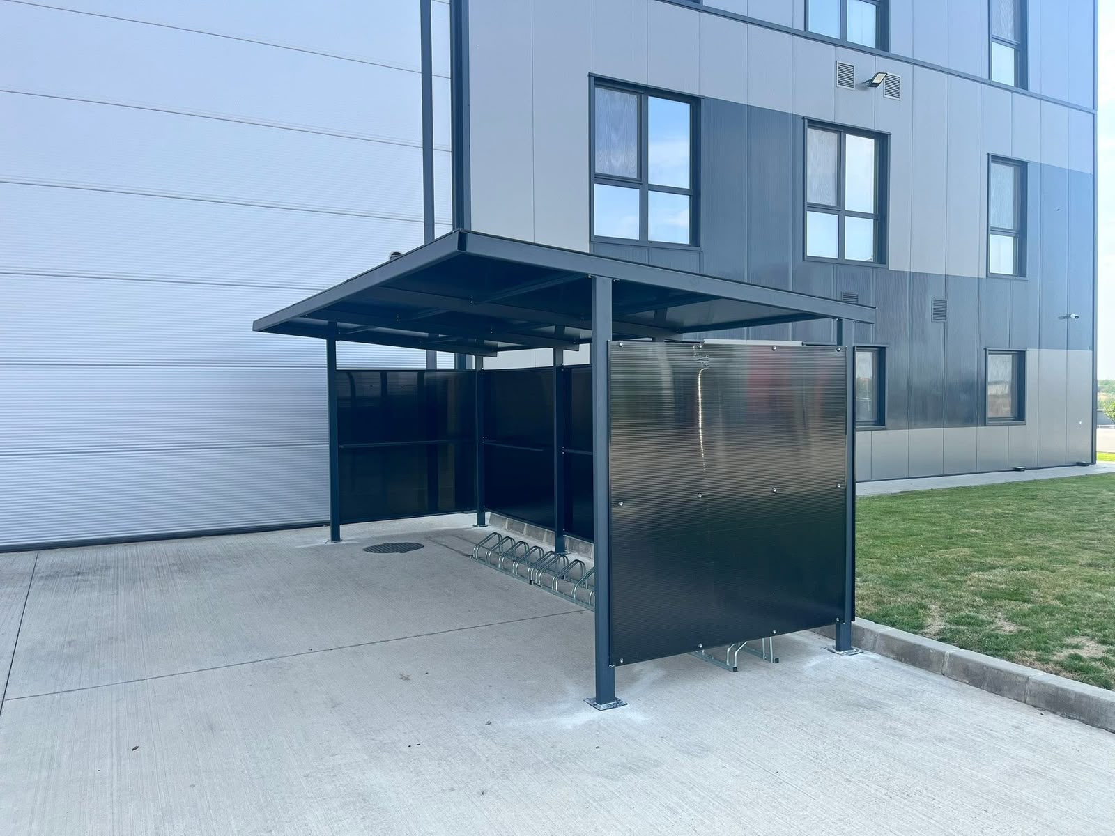 Construcție metalică — loc pentru fumat