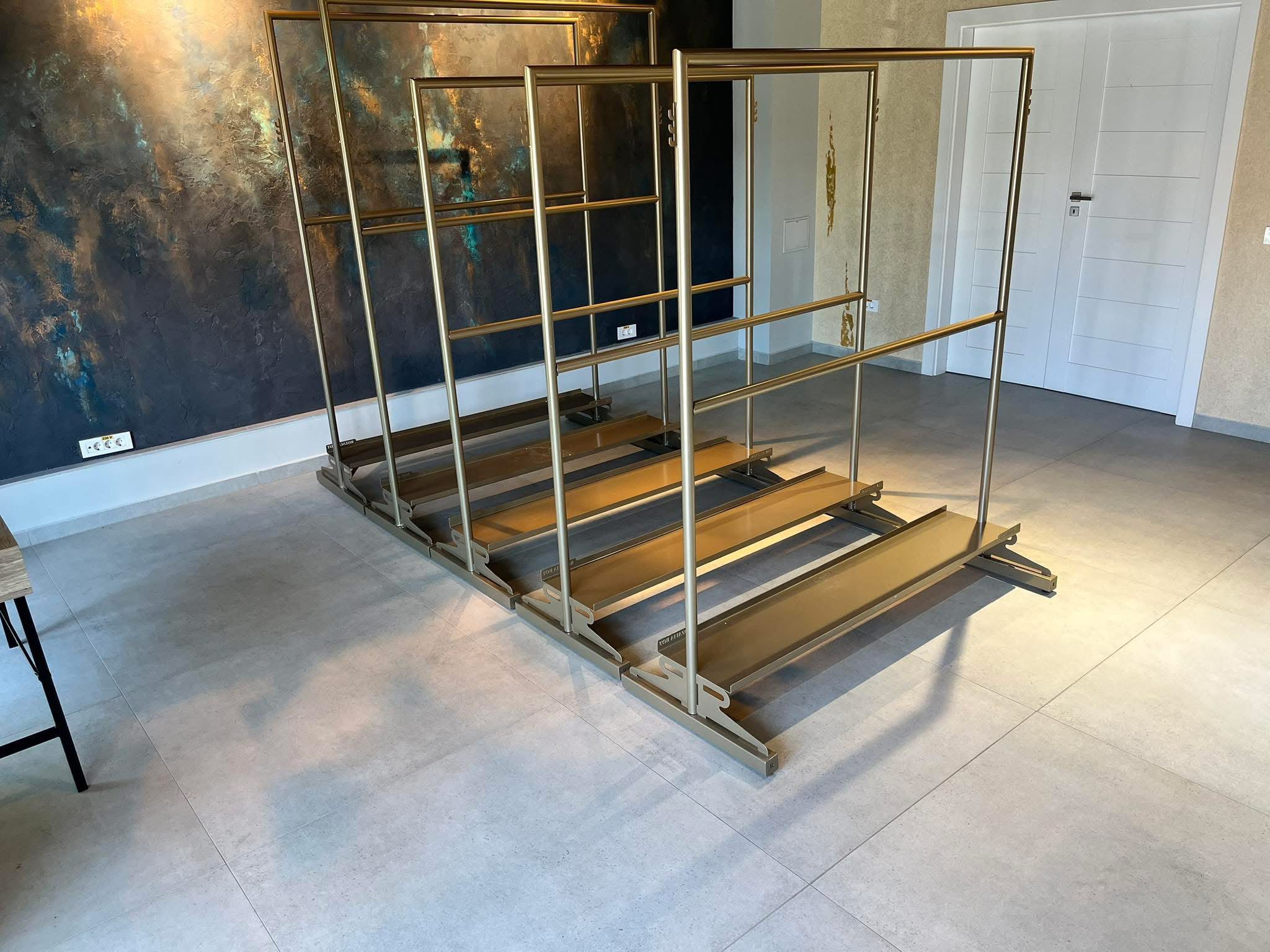 Mobilier metalic pentru magazin de haine