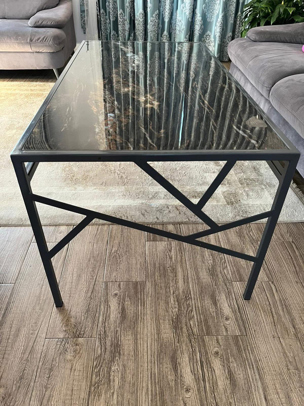 Mobilier metalic de interior — masă cu cadru metalic